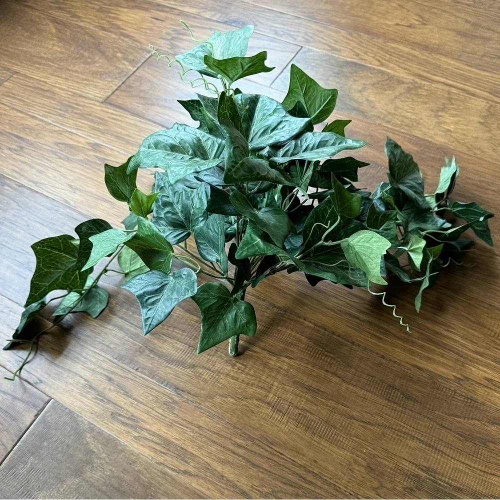 LIKE NEW~3-FULL BUNCHES~32” FAUX IVY~VERY NICE CONDITION~G2T